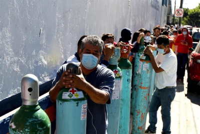 POR HORAS. Decenas de personas hacen fila todos los días afuera de Inframédica, en espera de que el establecimiento abra y puedan rellenar su tanque de oxígeno para auxiliar a sus familiares que enfermaron de COVID-19. 