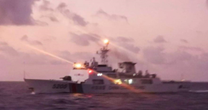 Un buque de guerra de la Armada china quemó un barco de la guardia costera filipina con un láser de combate.