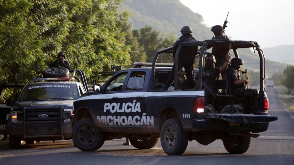 Fuerzas de Seguridad recorren la localidad El Aguaje, en Michoacan, México, el 14 de octubre de 2019.