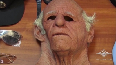 Un hombre se hace pasar por un trabajador anciano de una empresa de traslado de fondos para robar en cajeros automáticos