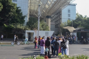 Personal sanitario de un hospital público de Ciudad de México protesta para exigir equipo de protección ante la contingencia.