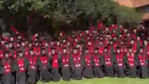 Decenas de estudiantes se caen de tribuna cuando los retrataban para la foto de grado en la Ibero