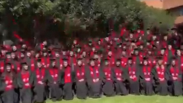 Decenas de estudiantes se caen de tribuna cuando los retrataban para la foto de grado en la Ibero