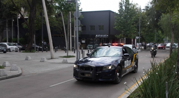 Una patrulla circula por una avenida de Polanco (Ciudad de México) 