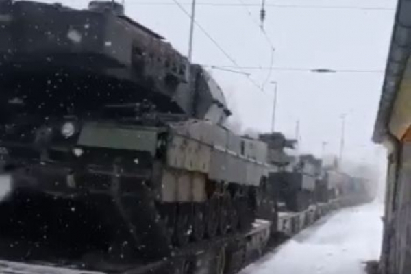 Un tren de 12 tanques alemanes Leopard 2A5 se movió hacia Polonia