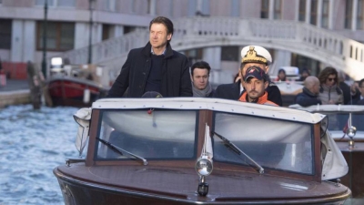 El primer ministro de Italia, Giuseppe Conte (a la izquierda), examina en una barca los daños tras las inundaciones en Venecia. En vídeo, Venecia inundada.