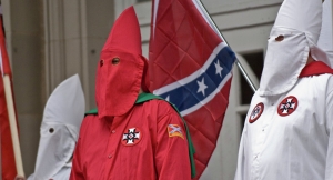 Hallan en extrañas circunstancias el cuerpo sin vida del jefe del Ku Klux Klan