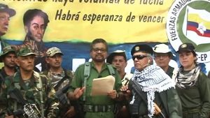Iván Márquez (centro) lee un manifiesto acompañado de Jesús Santrich. En vídeo, un resumen de las declaraciones del exjefe negociador de las FARC.