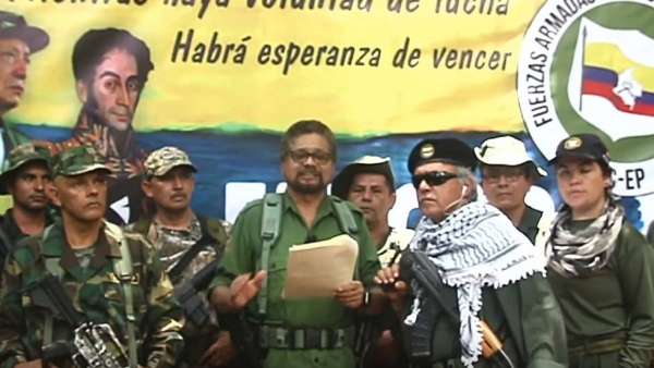 Iván Márquez (centro) lee un manifiesto acompañado de Jesús Santrich. En vídeo, un resumen de las declaraciones del exjefe negociador de las FARC. 