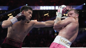 Dmitri Bivol vence a Saúl 'Canelo' Álvarez en una apretada pelea y retiene su título mundial del peso semicompleto