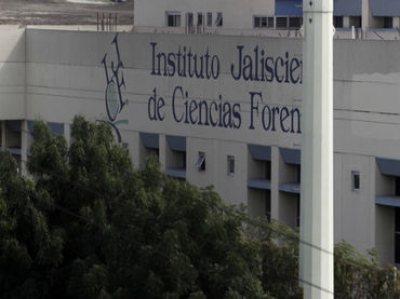 Por el resguardo de los indicios, el vehículo fue trasladado junto con el cuerpo a las instalaciones de Ciencias Forenses.