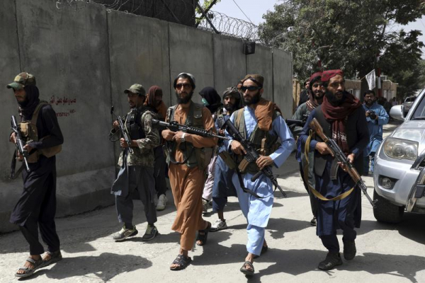 Militantes talibanes dispersan violentamente una rara protesta afgana