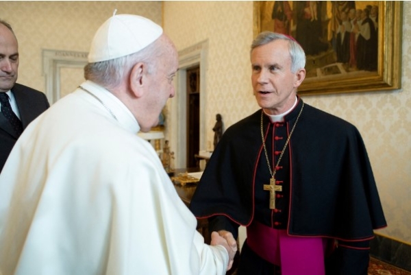 El papa Francisco y Strickland durante un encuentro en 2020.