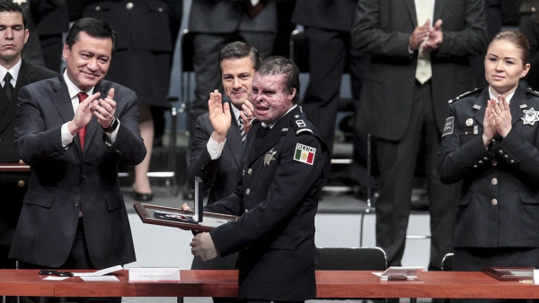Iván Morales Corrales en acto de reconocimiento con el entonces presidente Enrique Peña Nieto, diciembre del 2015