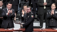Iván Morales Corrales en acto de reconocimiento con el entonces presidente Enrique Peña Nieto, diciembre del 2015