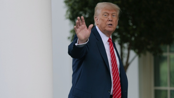 Trump al papa: "Alguien debería explicarle que Irán no puede tener un arma nuclear"