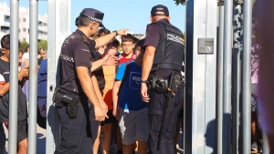 Alumnos abandonan el instituto tras el apuñalamiento masivo, en Jerez de la Frontera (sur de España). 28 de septiembre de 2023.