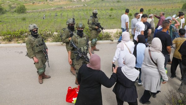 Fuerzas israelíes impiden a los palestinos acceder a sus tierras agrícolas en la aldea de Halhul, al norte de Hebrón, en Cisjordania, el 17 de abril de 2026.