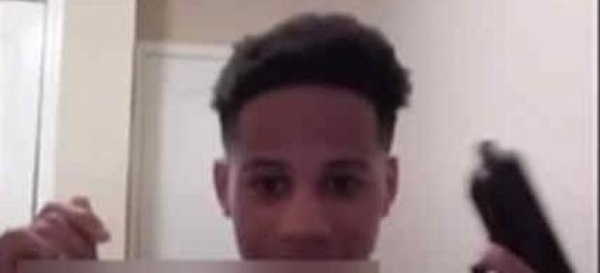 Malachi Hemphill, de 13 años, estaba emitiendo un vídeo en directo con amigos en internet y presumía con un arma de fuego cargada.