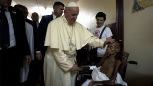 La impactante fotografía del papa Francisco en África que conmueve a la Red