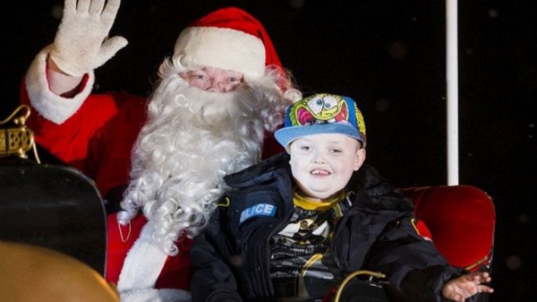 Una tradicional cabalgata a la que asistieron más de 7.000 personas, con Papá Noel incluido, pasó por delante de la casa de Evan el pasado 24 de octubre