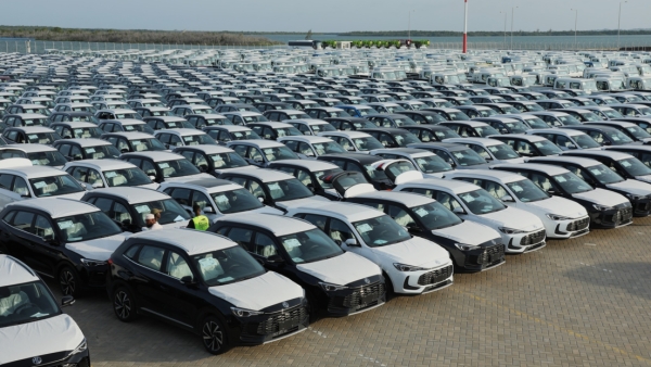 La inesperada consecuencia del conflicto de Irán: miles de coches de lujo atrapados en una isla donde están prohibidos