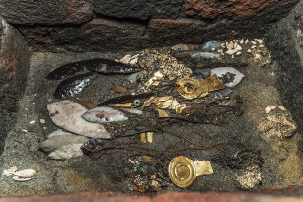 Cuchillos de pedernal, piezas de oro, espinazos de serpiente, dos aves... Así es la última ofrenda hallada en el Templo Mayor.  