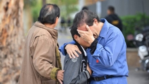 Un hombre abraza a un niño afuera del colegio donde se realizó el tiroteo.
