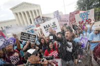 Una celebración frente a la Corte Suprema, el viernes 24 de junio de 2022, en Washington. La Corte Suprema puso fin a las protecciones constitucionales para el aborto que habían estado vigentes durante casi 50 años, una decisión de su mayoría conservadora de anular los casos de aborto históricos de la corte.