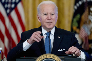 El presidente Joe Biden responde a las preguntas de un reportero durante una reunión sobre los esfuerzos para reducir los precios para las familias trabajadoras, en el Salón Este de la Casa Blanca en Washington, el lunes 24 de enero de 2022