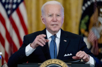 El presidente Joe Biden responde a las preguntas de un reportero durante una reunión sobre los esfuerzos para reducir los precios para las familias trabajadoras, en el Salón Este de la Casa Blanca en Washington, el lunes 24 de enero de 2022