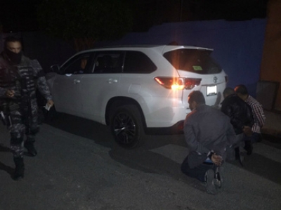 En Lomas del Camichin se capturaron cinco hombres y una mujer que se identificaron como personal de la FGE, estaban armados.