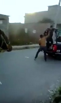 Como en una película: Un mexicano sin camisa desarma a un policía en un segundo y &#039;rescata&#039; a detenidos (VIDEO)