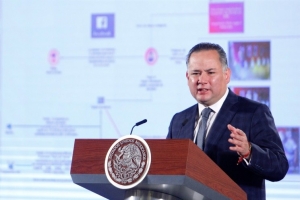 El titular de la Unidad de Inteligencia Financiera, Santiago Nieto, durante la conferencia presidencial matutina del 4 de marzo de 2020.