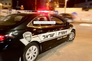 Un coche de policía por la noche.