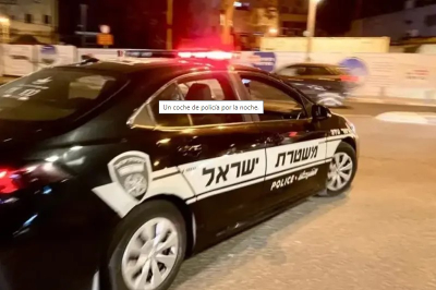 Un coche de policía por la noche.