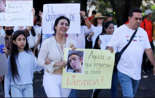 Frente a Casa Jalisco, Magda Martín, madre de Miguel Alejandro, pidió a las autoridades estatales que encuentren a su hijo con vida.