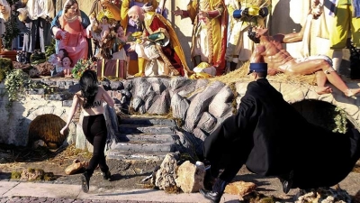 Una activista de Femen es detenida en el Vaticano, el 25 de diciembre de 2017.