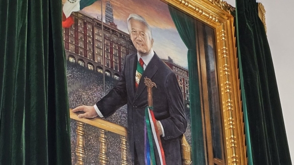 López Obrador devela su retrato en el Palacio Nacional (que cuenta con un llamativo detalle)