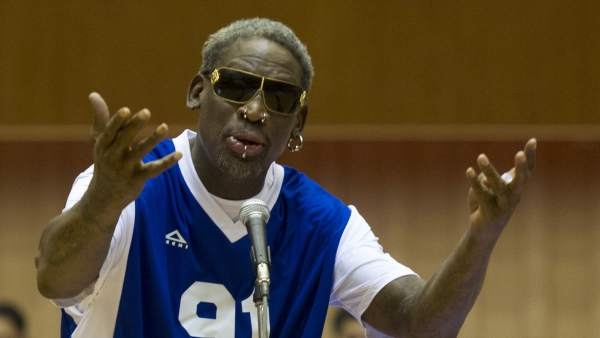 El ex-basquetbolista Dennis Rodman niega ser cómplice en el robo de una tienda pero las grabaciones muestran lo contrario