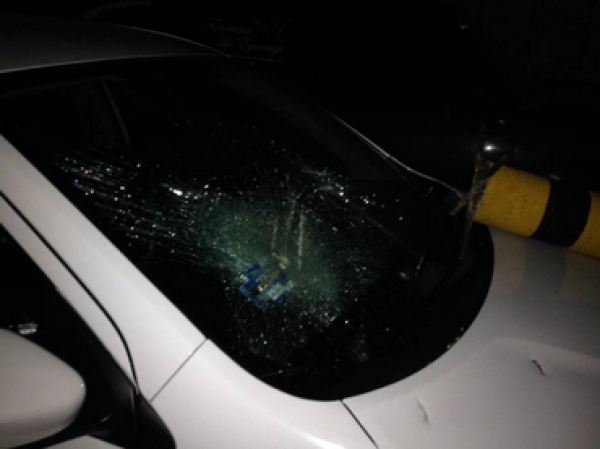 Los sujetos destruyeron con tubos los vidrios del coche Uber, además de lastimar al conductor.