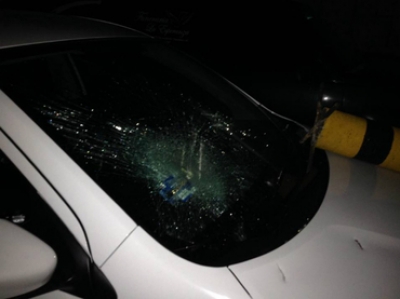 Los sujetos destruyeron con tubos los vidrios del coche Uber, además de lastimar al conductor.