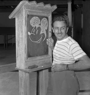 Walt Disney, creador de Mickey Mouse, posa para una fotografía en el Hotel Pancoast, el 13 de agosto de 1941, en Miami, Florida