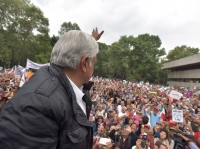 López Obrador en un mitin en la explanada de la delegación Benito Juárez.