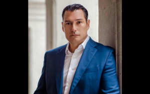 Por dar “mala imagen” porque están “prietas”, “chaparras” y “feas”, el alcalde priísta de San Miguel de Allende, Mauricio Trejo Pureco, impide que mujeres vendan alimentos en el primer cuadro de la ciudad.