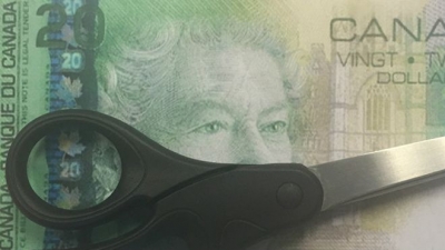 ¿Por qué podría ser buena idea cortar los billetes por la mitad?