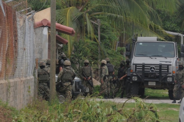 Marinos durante un operativo.