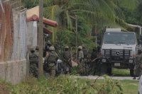 Marinos durante un operativo.