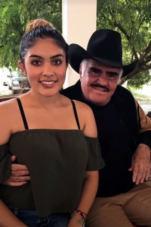 Filtran nuevos videos de Vicente Fernández ‘tocando’ a otras fans