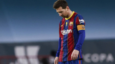 Messi abandonó el campo expulsado. 